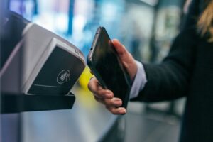 Płatności NFC – jak z nich korzystać?