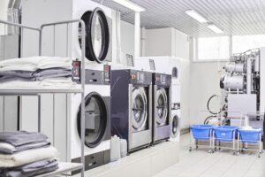 Jakie wyposażenie musi mieć profesjonalna pralnia?