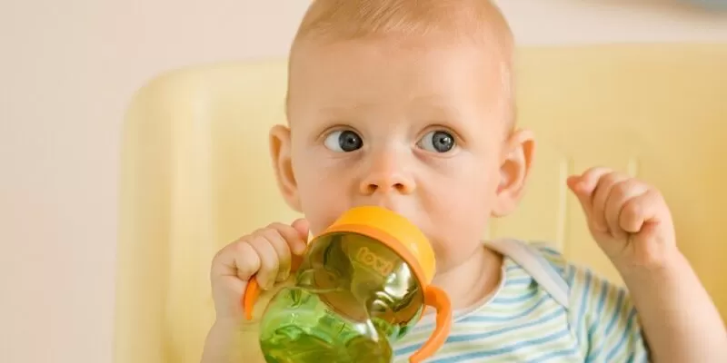 Jak zachęcić dziecko do picia wody