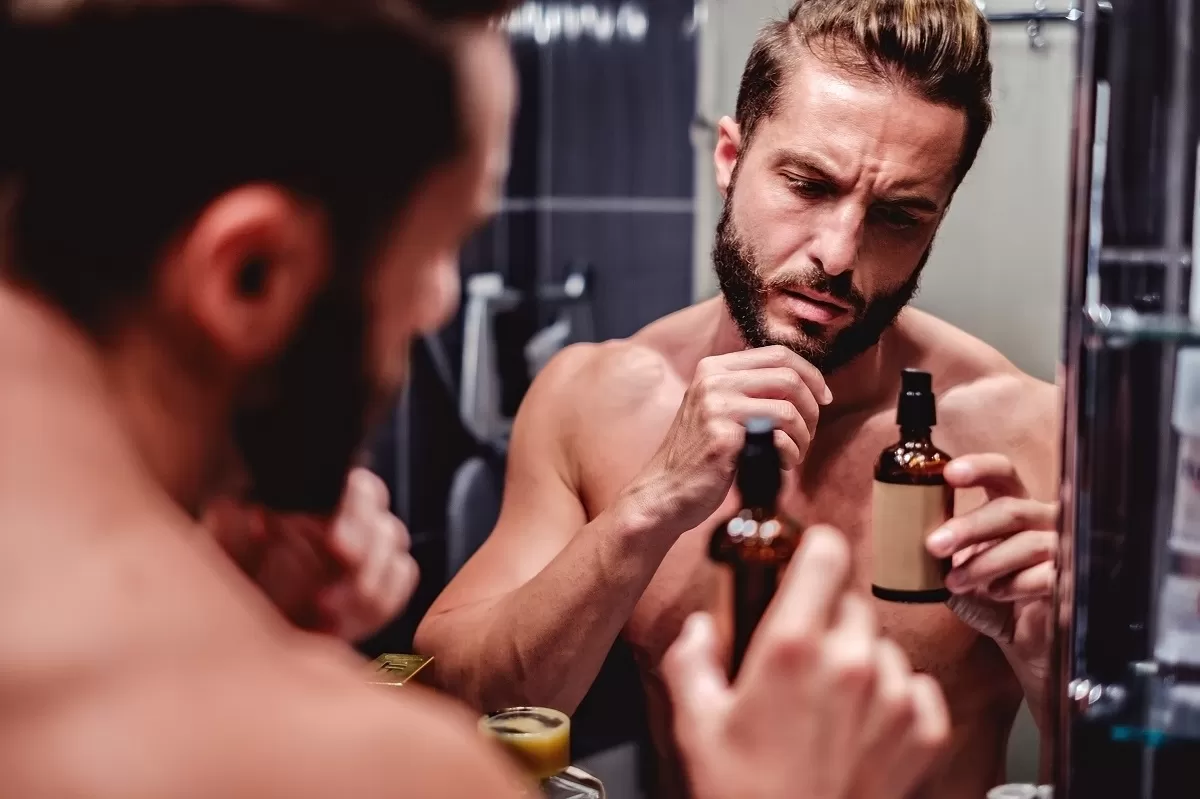 pielęgnacja zarostu - mężczyzna dbający o swoją brodę